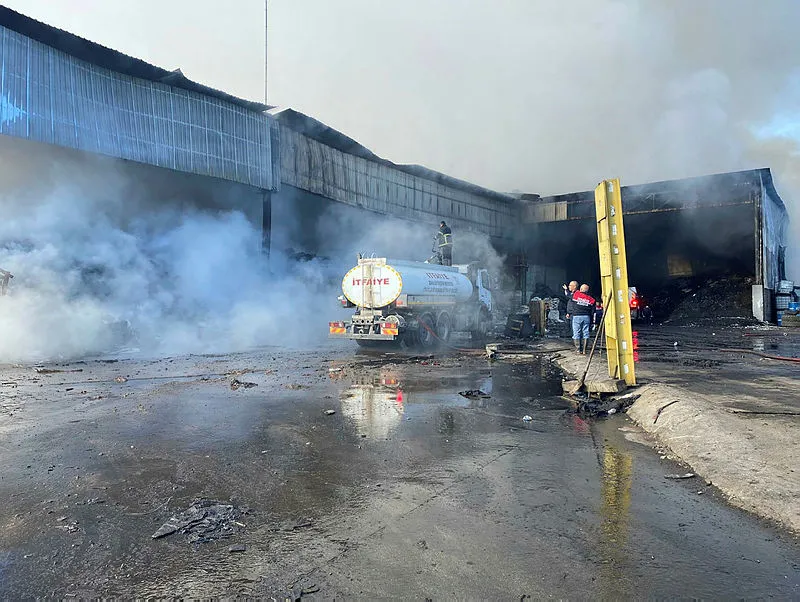 Osmaniye'de geri dönüşüm fabrikasında yangın - 1