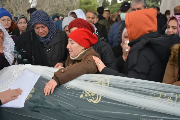 1673357326068.jpg Kartal'da ölü bulunmuşlardı! Cansu Demirel son yolculuğuna uğurlandı - 3