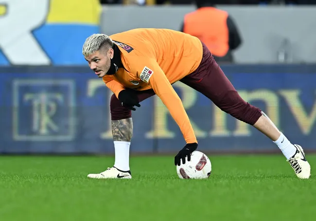 mauro-icardiden-skandal-hareket-fenerbahce-tepki-gosterdi-tribunleri-sahaya-indirme-cabasidir-1708449157590.jpg Mauro Icardi'den skandal hareket! Fenerbahçe tepki gösterdi: Tribünleri sahaya indirme çabasıdır - 1