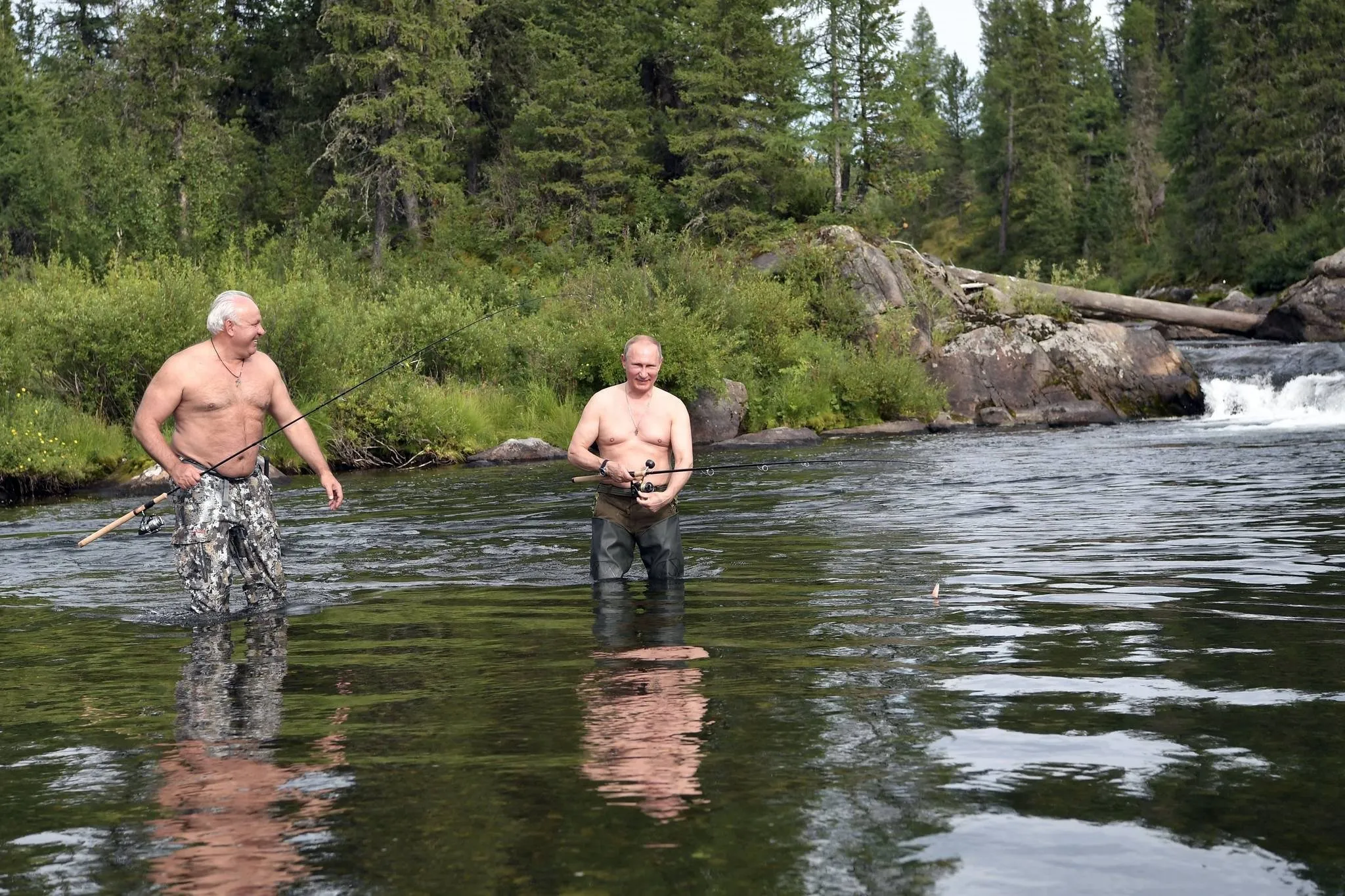 Отдых президентов. Путин в Тыве 2017 фото. Зимин и Путин на рыбалке. Владимир Путин на рыбалке. Путин Владимир Владимирович на рыбалке.