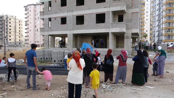mersinde-kahreden-olum-insaatin-11inci-kattan-dusen-isci-yasamini-yitirdi-1654192369807.jpg Mersin’de kahreden ölüm! İnşaatın 11'inci kattan düşen işçi yaşamını yitirdi - 2