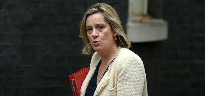 İngiltere’de şok! Çalışma Bakanı Amber Rudd görevinden istifa etti