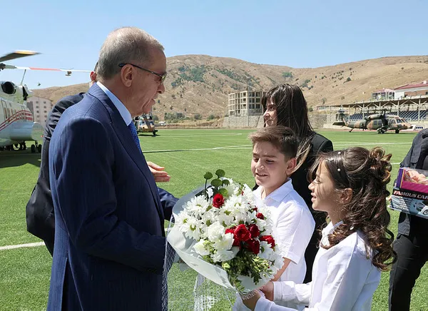 baskan-erdogandan-bitlisteki-kamu-ve-ozel-yatirimlari-toplu-acilis-toreninde-onemli-aciklamalar-1692961483543.jpg Başkan Erdoğan'dan muhafelete yerel seçim göndermesi: Ölmüş atı kamçılamanın kimseye bir faydası olmaz - 1