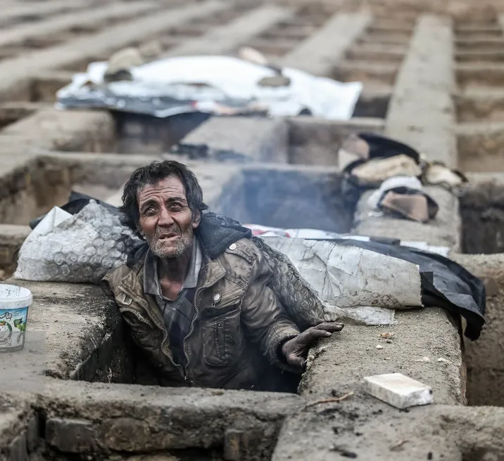 İran'da soğuktan korunmak için boş mezarda uyuyorlar