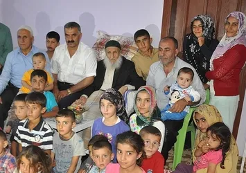 111 yaşındaki Zübeyir dede 110 torunuyla bayramlaştı