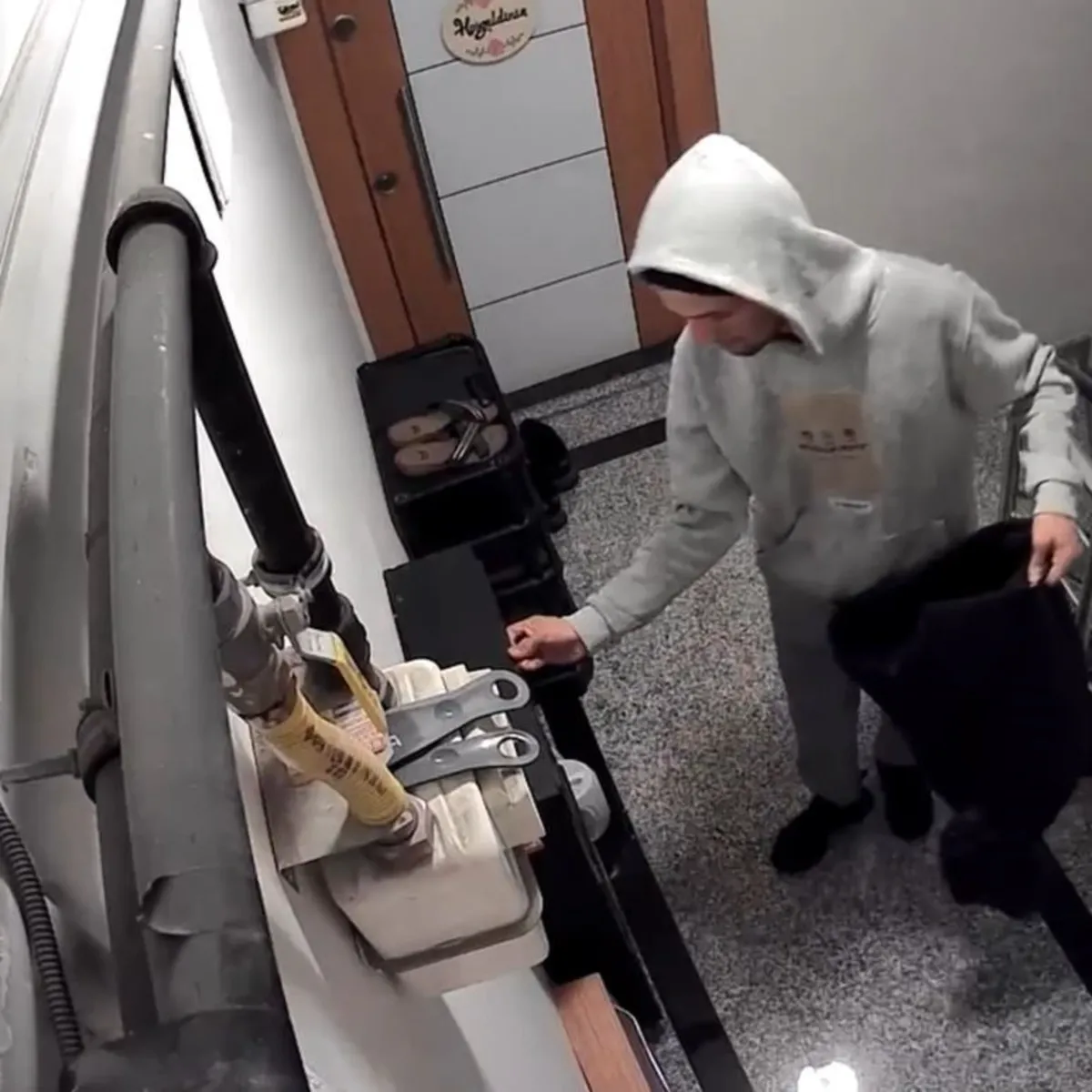 İstanbul Eyüpsultan'da Hırsız, Açık Kapıdan Girdiği Apartmandan 8 Çift Ayakkabı Çaldı