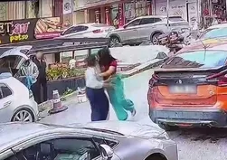 Fenomen 'Kelebek Sarsılmaz' trafikte dehşet saçtı! Kadın sürücüye kafa attı