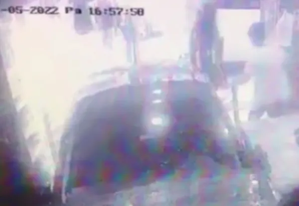sosyal-medyaya-video-cekme-ugruna-ortaligi-savas-alanina-cevirdi-ehliyetsiz-surucu-firina-daldi-1651577823422.jpg Sosyal medyaya video çekme uğruna ortalığı savaş alanına çevirdi! Ehliyetsiz sürücü fırına daldı - 2