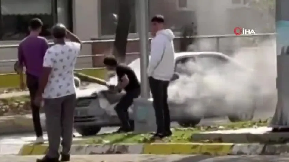 Seyir halindeki otomobil alev aldı