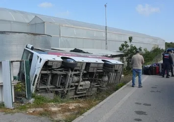 Antalya'da tur midibüsü devrildi: 19 yaralı