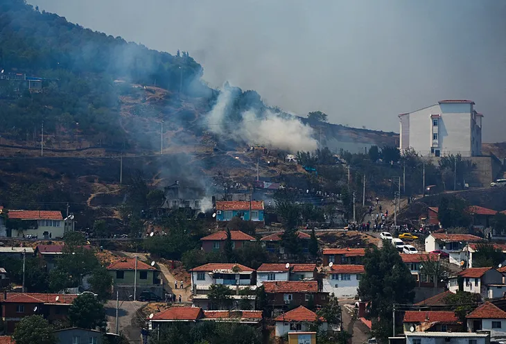 İzmir’de alevler yerleşim yerlerine sıçradı! Bazı evler yandı