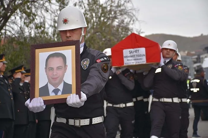 sehit-polis-memuru-mehmet-tozuna-aci-veda-sehit-babaya-son-bakisi-yurekleri-dagladi-1733495070188.jpeg