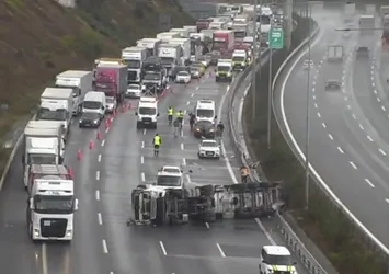Kuzey Marmara Otoyolu'nda TIR devrildi! Trafik durma noktasına geldi