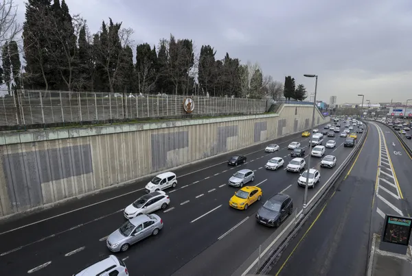 İstanbul'un rengi soldu! İBB'nin söktüğü dikey bahçeler yerini gri duvarlara bıraktı - 3