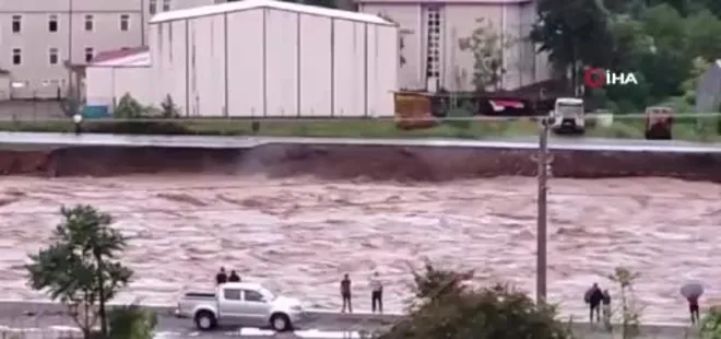 Artvin'de sağanak sonrası yollar çöktü