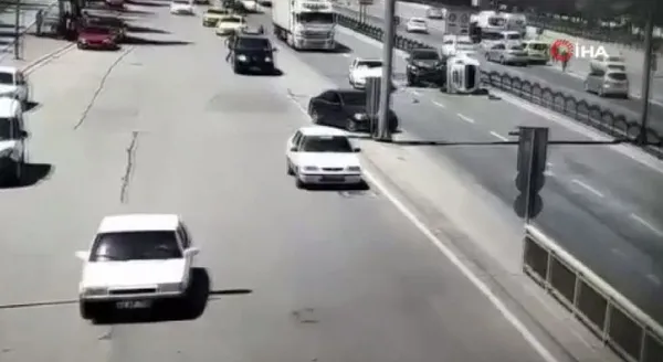 konyada-kontrolden-cikan-minibus-karsi-seride-gecti-dehset-sacti-1-olu-5-yarali-1688468220644.jpeg Konya'da kontrolden çıkan minibüs karşı şeride geçti dehşet saçtı: 1 ölü, 5 yaralı - 1