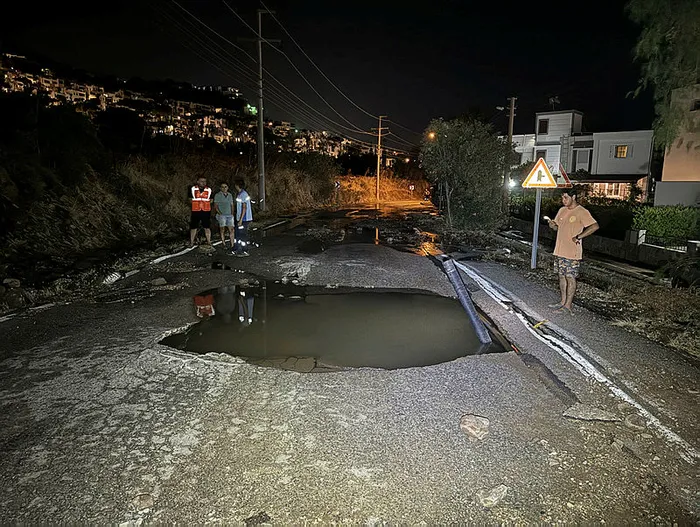 Bodrum'da ana su isale hattı patladı! Yol çöktü cadde göle döndü - 3