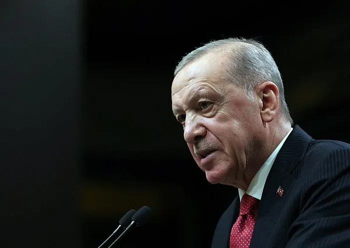 baskan-erdogandan-kayseri-ve-suriyedeki-provokasyona-tepki-bayragimiza-uzanan-elleri-kirariz-1719942113927.jpeg Başkan Erdoğan'dan Kayseri ve Suriye'deki provokasyona tepki: Bayrağımıza uzanan elleri kırarız - 3