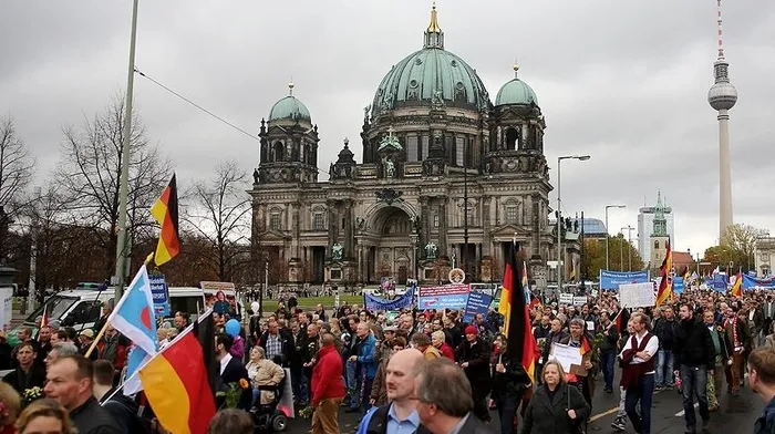 muskin-asiri-saga-destegi-avrupa-kitasini-karistirdi-birlik-liderlerinden-bruksele-cagri-tum-yasal-gucunuzu-ku-1736239700048.jpg Almanya'da AfD'yi destekleyen Almanların yaptığı yürüyüşten bir kare (A)