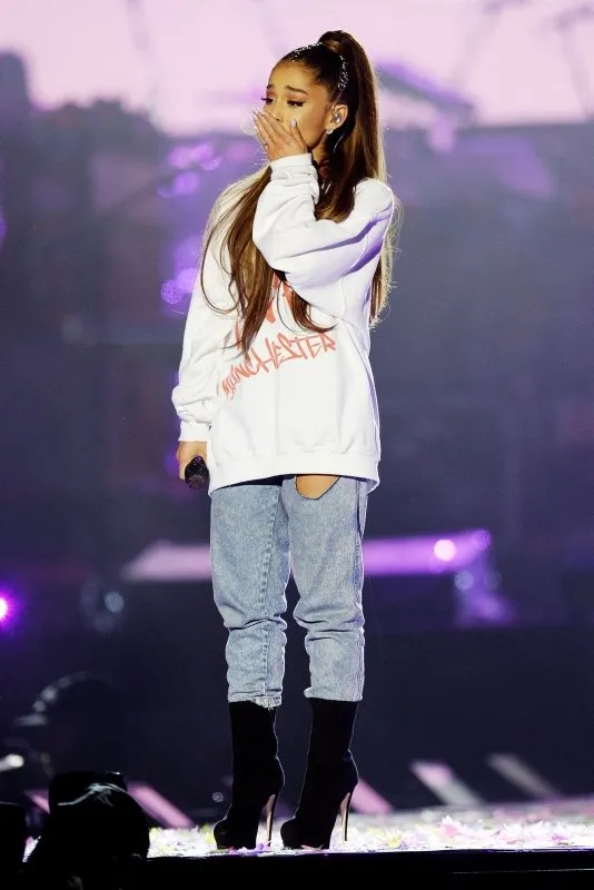 Ariana Grande sahnede yere yığıldı!