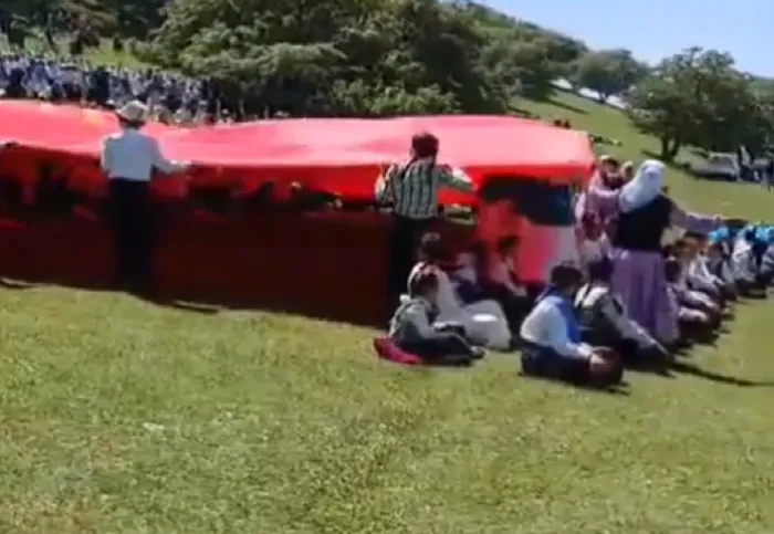 Feci kaza kamerada! Kamyonet öğrencilerin arasına daldı - 3