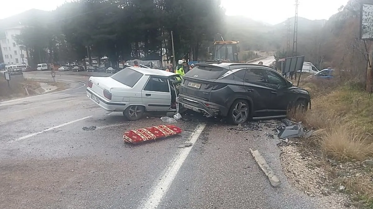 Korkunç kaza! Kafa kafaya çarpıştılar: 1'i ağır 3 yaralı