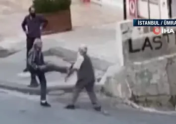 Yol ortasında birbirlerine girdiler! Yaşlı vatandaşların kavgası kamerada