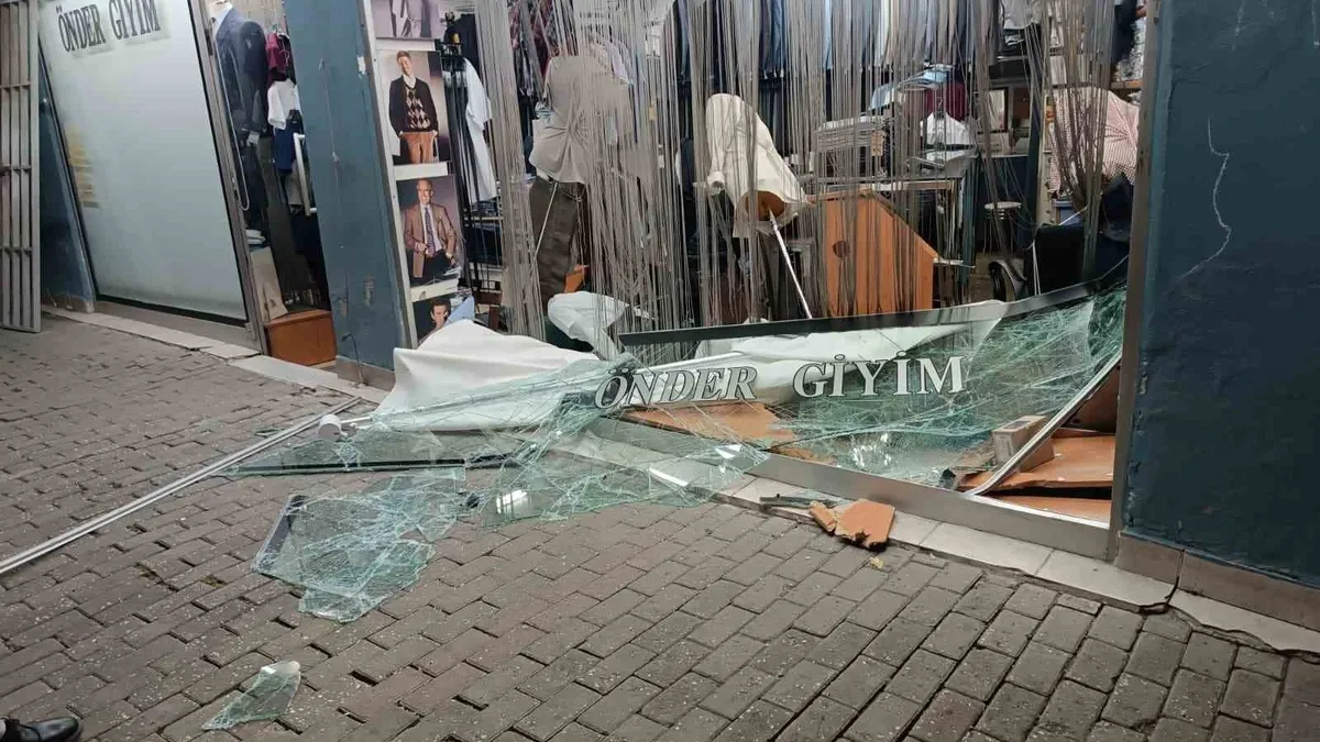 Bursa’da otomobil giyim mağazasına girdi, sürücü kaçtı