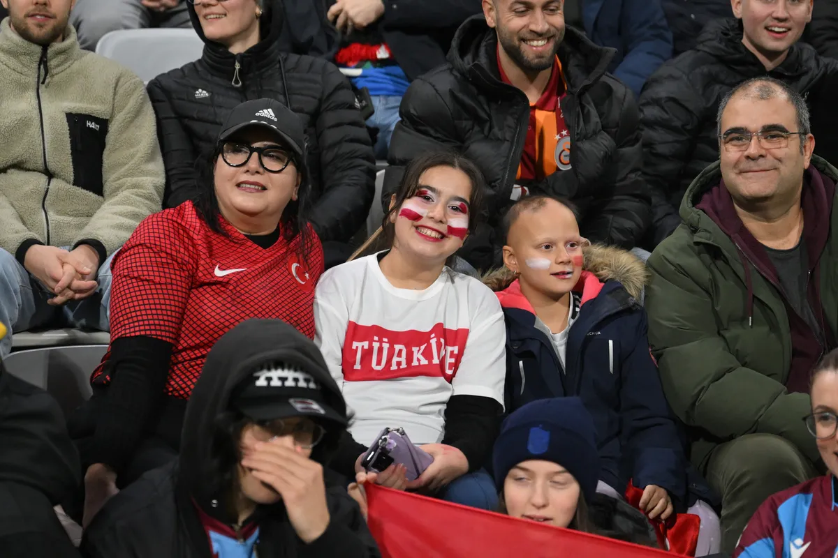 trabzonspor-uefa-konferans-ligine-finlandiya-deplasmaninda-basliyor-tek-hedef-3-puan-1792085066286.jpg KuPS-Trabzonspor maçında Türk taraftarlar (AA)