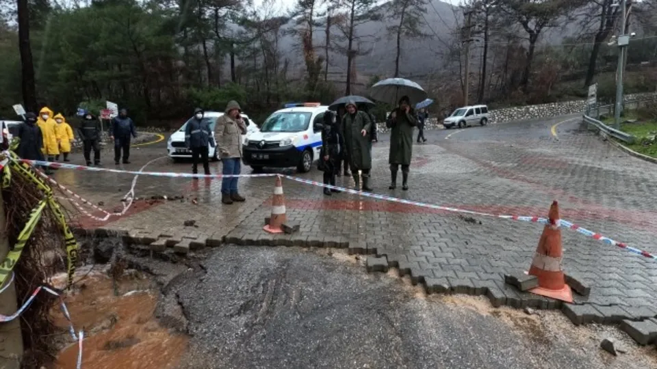 Marmaris Belediyesi ekipleri yağmur nöbetinde