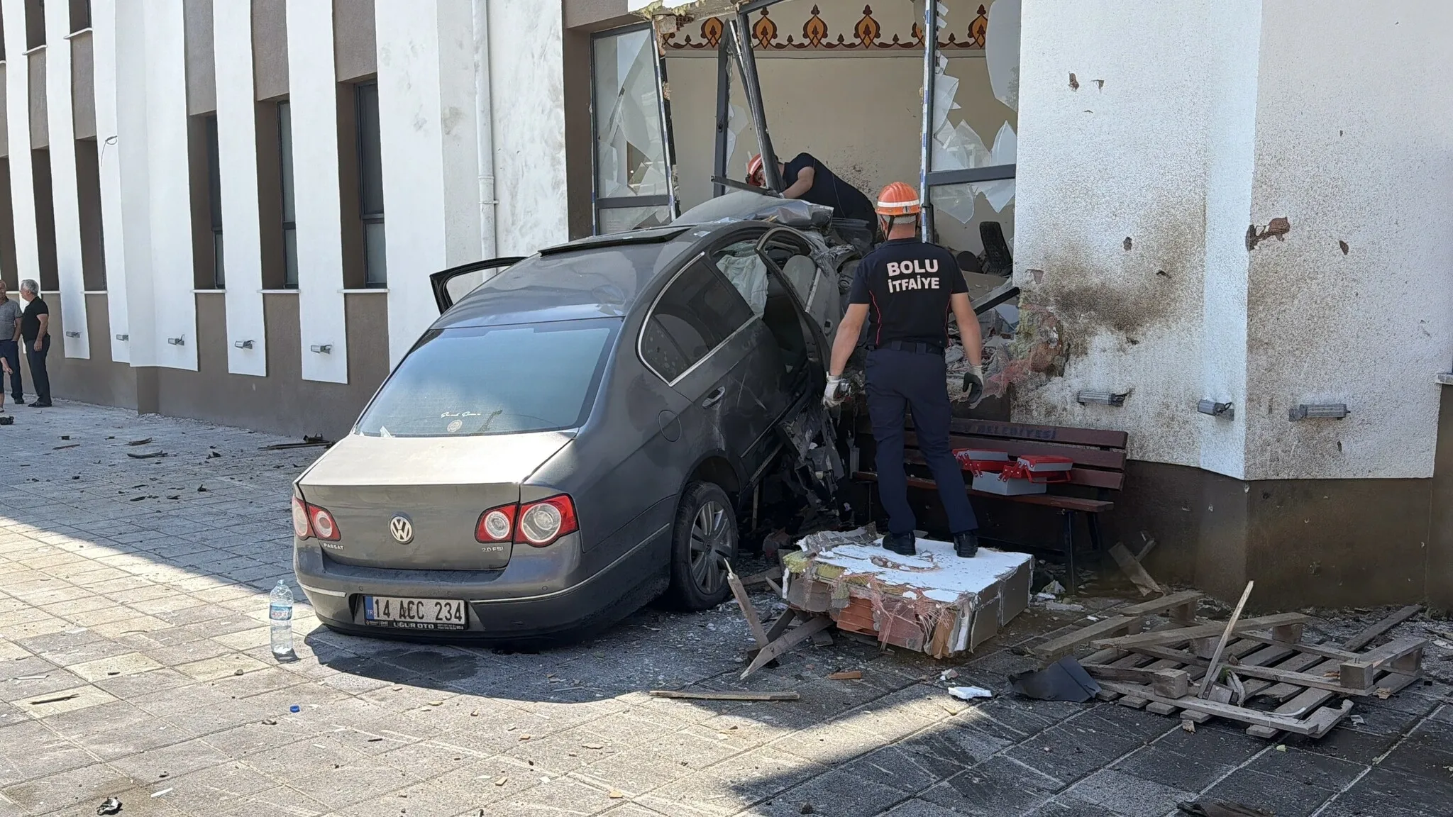Bolu'da dehşet! 84 metre savrulup caminin imam odasına daldı
