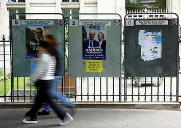 Fransa'da erken genel seçimin ikinci tur oylaması başladı