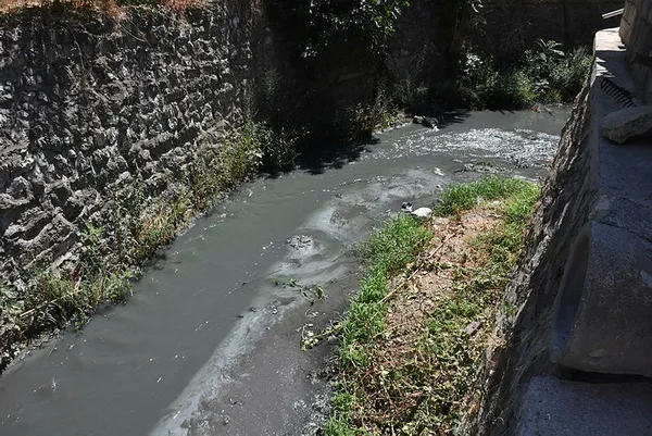 CHP'li Tunç Soyer yönetimindeki İzmir'de şok tablo | Gaziemir'de derenin rengi kirlilikten griye döndü - 3