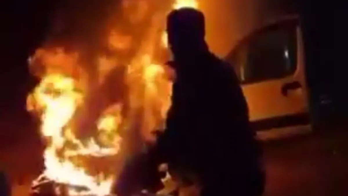 Ceza infaz kurumu personeli alev alan araçtan 5 kişilik aileyi kurtardı