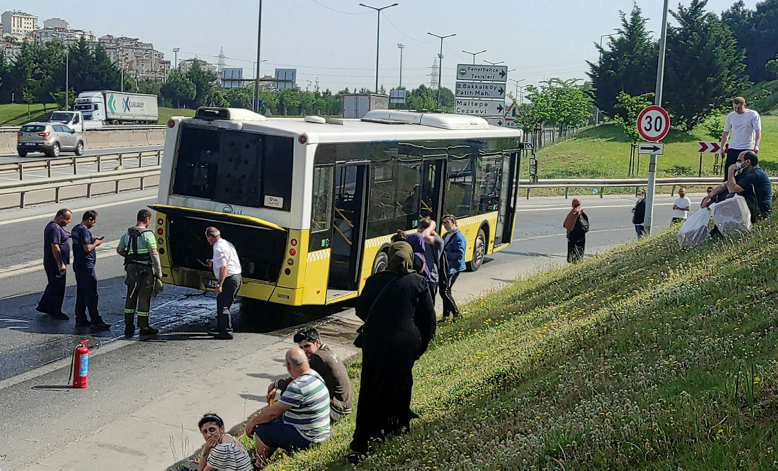 İETT otobüsü alev aldı! Yolcular büyük panik yaşadı