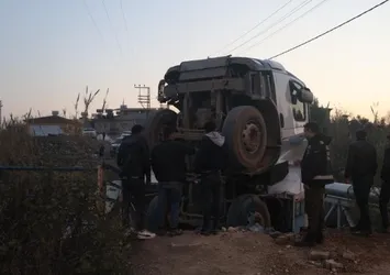 Hatay'da köprü dehşet! Hafriyat kamyonu geçtiği esnada çöktü
