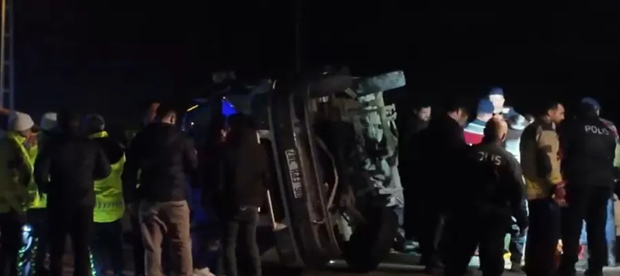 1773606973827.jpg Polatlı’da can pazarı! Otomobil ve minibüs çarpıştı: 2 ölü - 2