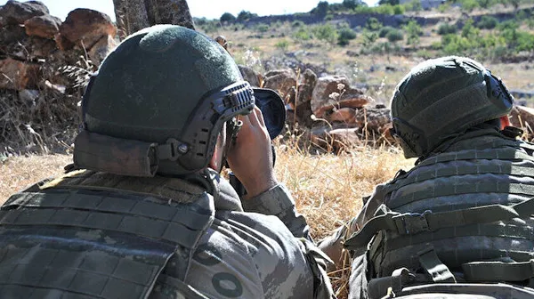 bir-terorist-daha-guvenlik-guclerine-teslim-oldu-1-ocaktan-bu-yana-tam-25-terorist-1650995979573.jpg Bir terörist daha güvenlik güçlerine teslim oldu! 1 Ocak'tan bu yana tam 25 terörist... - 1