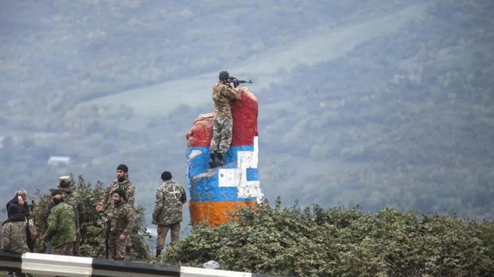 Ermenistan'ın katil askerleri bu pozu verdiler! Sırtındaki detay dikkat çekti