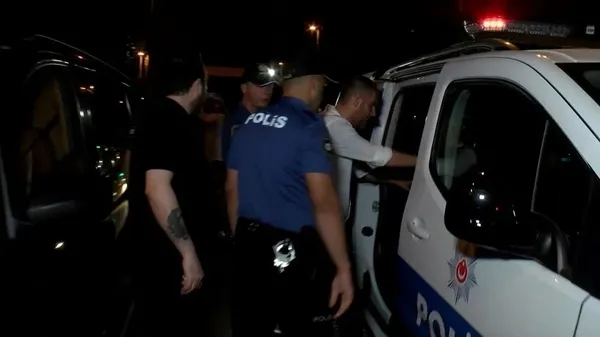 1691488638926.jpeg Kadıköy'de sarhoş sürücü ve arkadaşı polise zor anlar yaşattı!-5