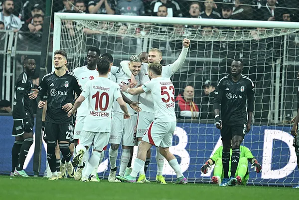 canli-besiktas-galatasaray-canli-anlatim-besiktas-galatasaray-macinda-ilk-duduk-sesi-1709485424606.jpg Dev derbide zafer Galatasaray'ın! Aslan tekrardan zirvenin sahibi - 1