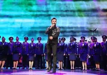 Tarkan ve Kızıl Ordu korosu
