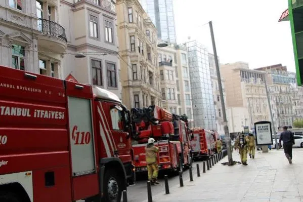 Son dakika: İstanbul Beyoğlu'nda tarihi otelde yangın paniği - 1