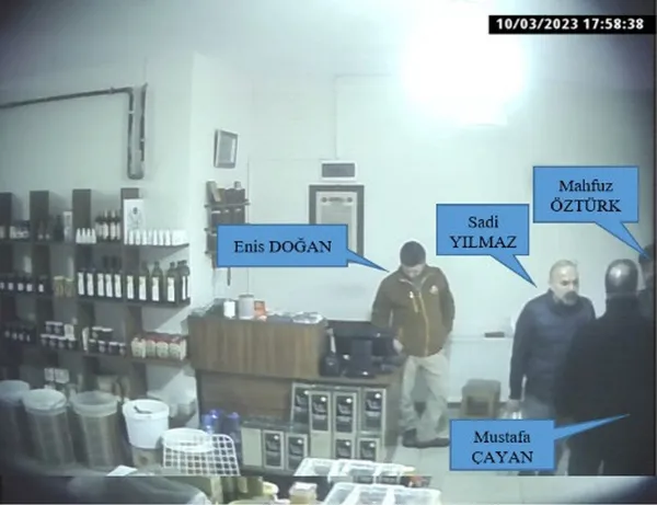 fetonun-guncel-yapilanmasina-darbe-orgutun-para-deposuna-baskin-1689414550526.jpg FETÖ'nün güncel yapılanmasına darbe! Örgütün para deposuna baskın - 3