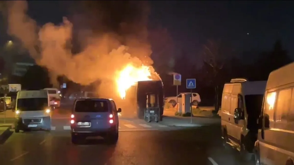 Kağıthane'de park halindeki midibüs alevlere teslim oldu