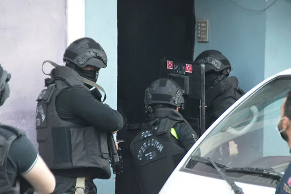 istanbulda-pkkya-yonelik-operasyon-4-kisi-tutuklandi-1623537823315.jpg İstanbul'da PKK'ya yönelik operasyon! 4 kişi tutuklandı - 2