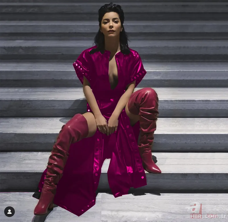 Merve Boluğur’dan aşk bombası! Sevgilisinden ayrılan Merve Boluğur genç şarkıcıyla magazincilere böyle yakalandı 19