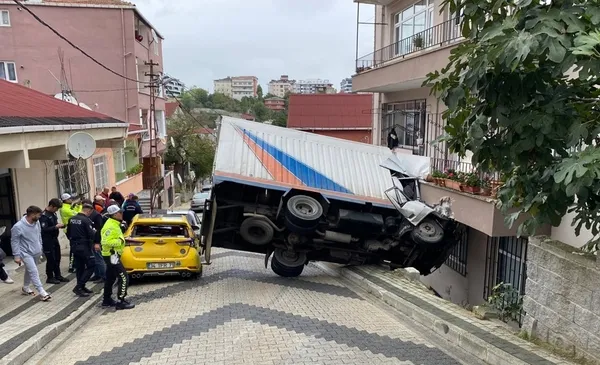 istanbulda-korku-dolu-anlar-kamyonet-kaydi-binanin-ustune-uctu-1666181537345.jpg İstanbul’da korku dolu anlar! Kamyonet kaydı binanın üstüne uçtu - 3