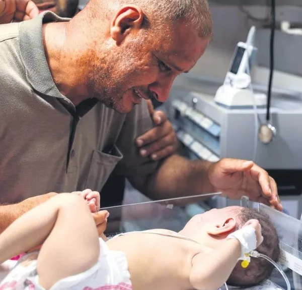 Filistinli baba Riyad Eshkuntana ile kızının ağlatan kavuşması! İsrail’in insanlık ayıbı adına özür diledi: Affet beni - 6