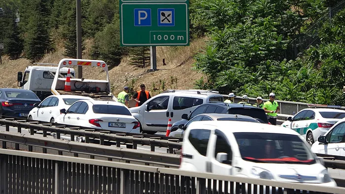 Bayram tatilinin son gününde trafik yoğunluğu! Kuyruğun başı var sonu yok - 6